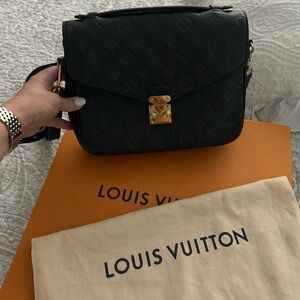 Louis Vuitton Pochette Metis Black Leather